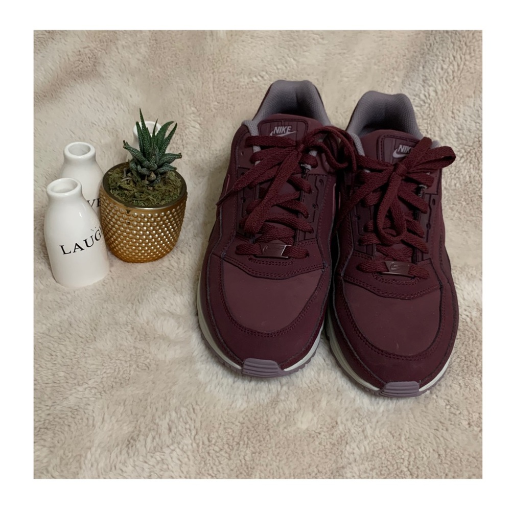 Nike Air Max - Size 9.5
